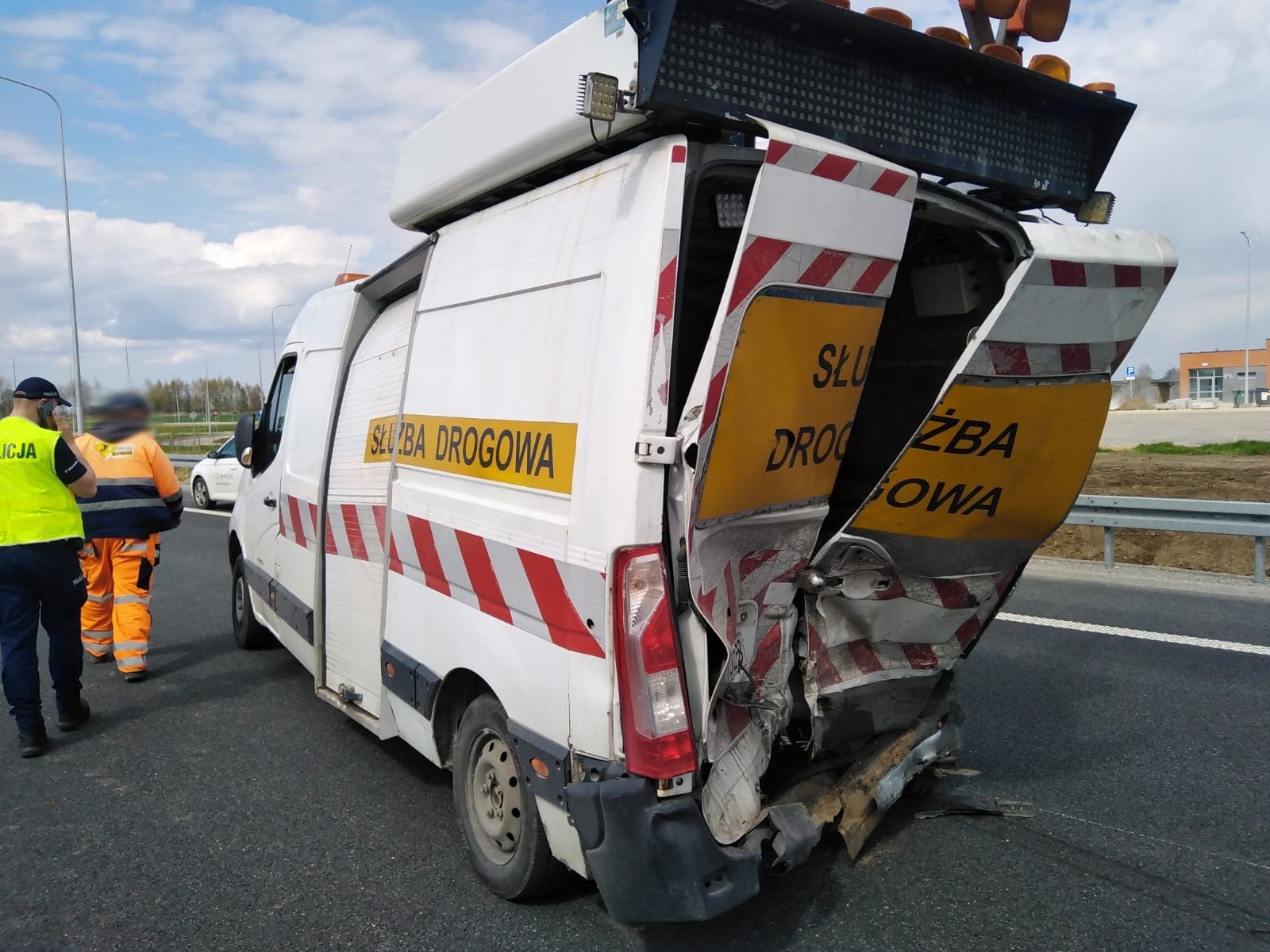 Groźny wypadek na drodze S19. Pojazd osobowy uderzył w samochód służby drogowej (zdjęcia)