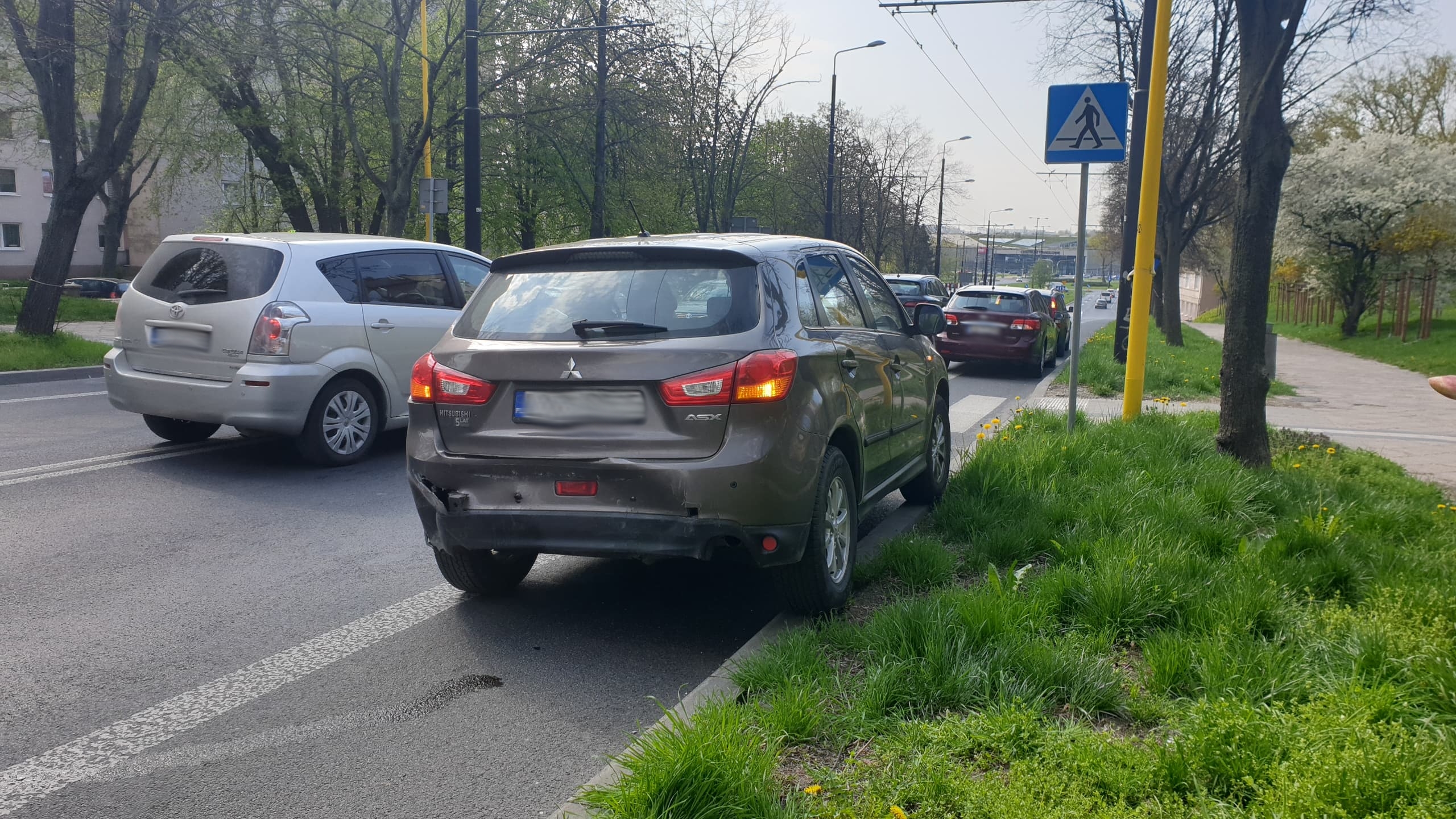 Zatrzymali się przed przejściem, kierowca opla nie wyhamował. Trzy pojazdy uszkodzone (zdjęcia)