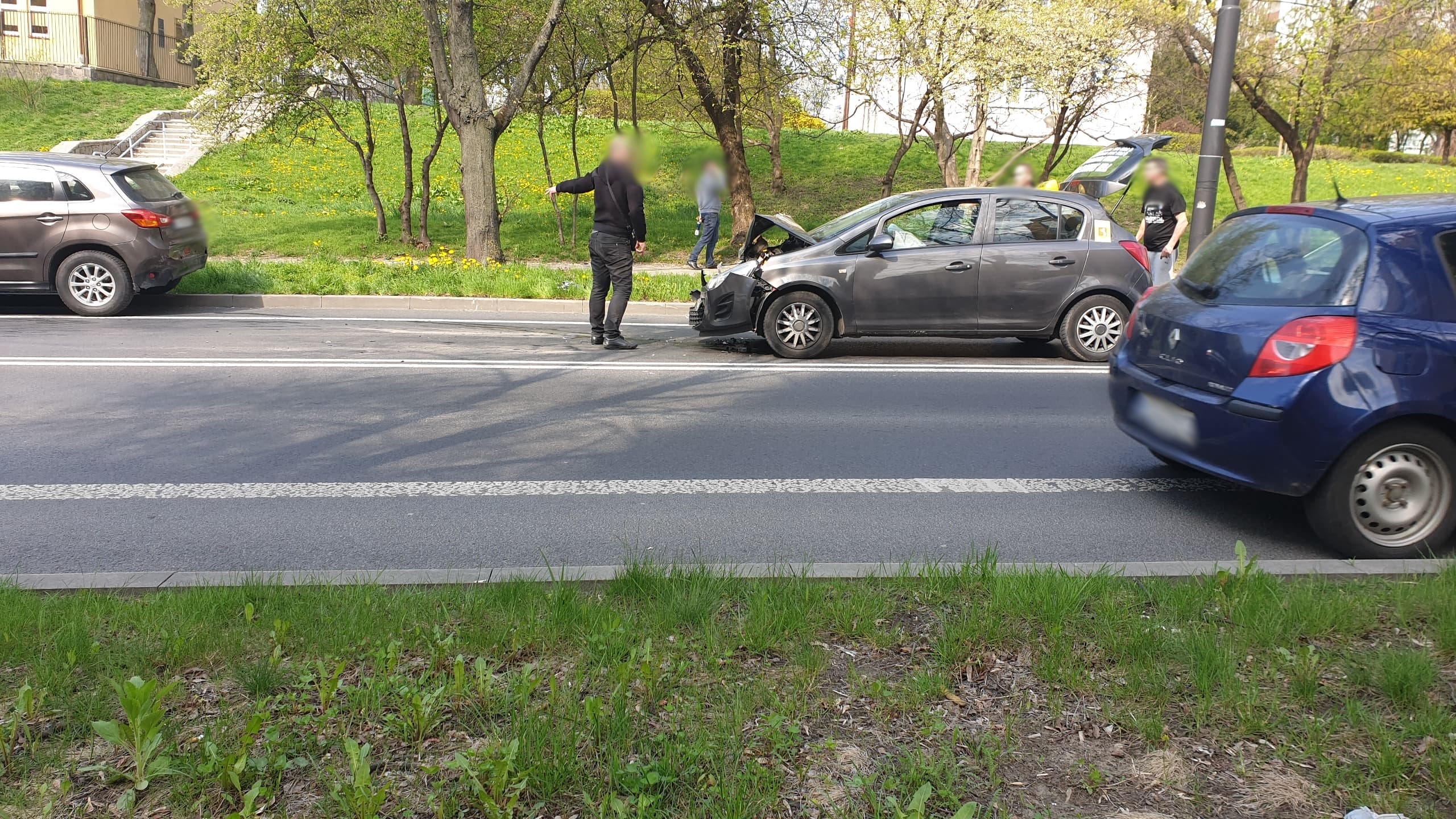 Zatrzymali się przed przejściem, kierowca opla nie wyhamował. Trzy pojazdy uszkodzone (zdjęcia)