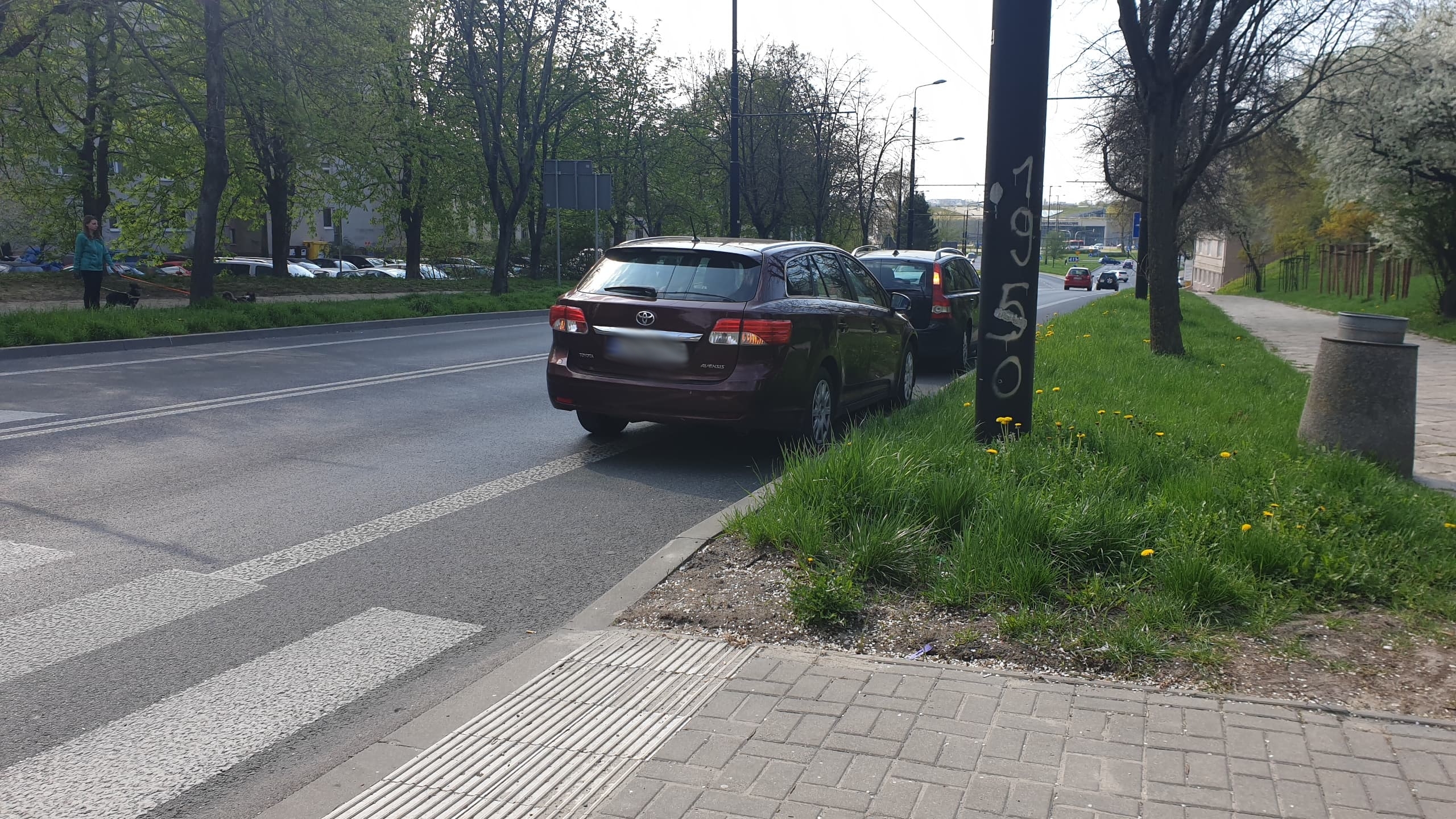 Zatrzymali się przed przejściem, kierowca opla nie wyhamował. Trzy pojazdy uszkodzone (zdjęcia)