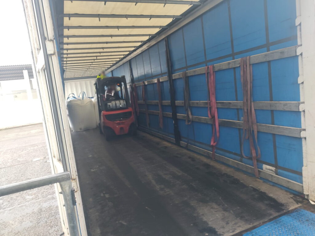 Pojazd ciężarowy wrócił do nadawcy. Przewoźnikowi grozi kara pieniężna (zdjęcia)