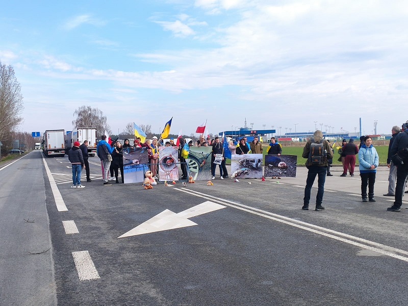 W rejonie przejścia granicznego trwa protest przeciwko transportowi towarów do Rosji i Białorusi (wideo)