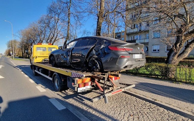 Stracił panowanie nad BMW, ściął latarnię i uszkodził 5 zaparkowanych aut (zdjęcia)