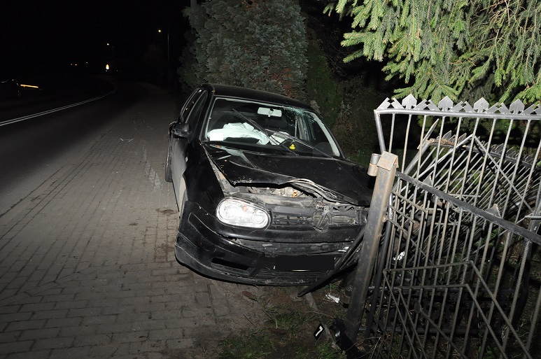 Nietrzeźwa 19-latka nie zapanowała nad volkswagenem. Auto uderzyło w bramę (zdjęcia)