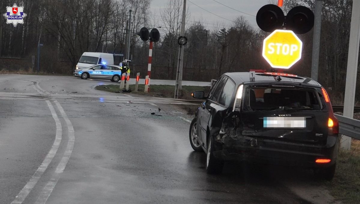 Pościg za 14-latkiem uciekającym chryslerem. Pojazd wypadł z drogi i uderzył w rogatki na przejeździe (zdjęcia)