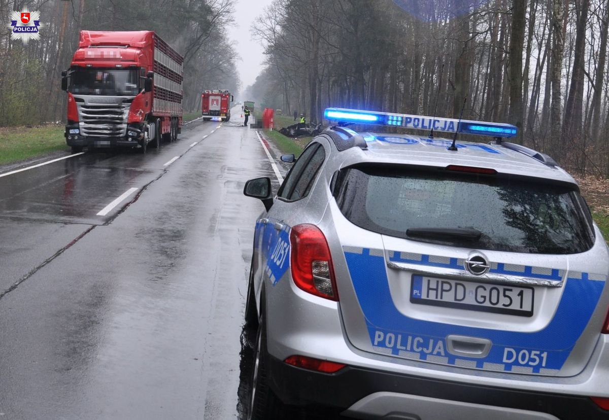 Policjanci ustalają tożsamość ofiary wypadku na drodze krajowej nr 63 (zdjęcia)