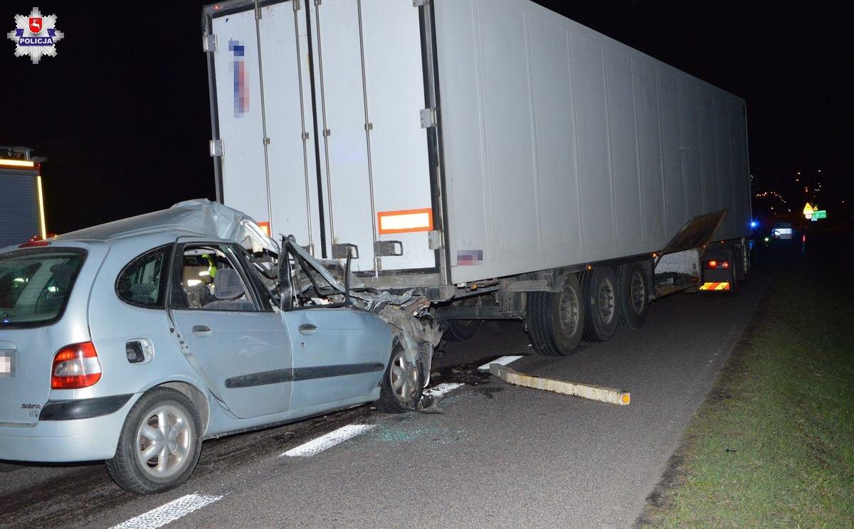 Pojazd osobowy wbił się pod naczepę ciężarówki. Kierowca zginął na miejscu (zdjęcia)