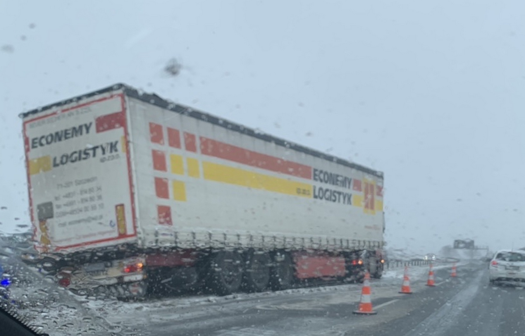 Zderzenie dwóch ciężarówek na trasie Lublin – Piaski. Trudne warunki do jazdy na drogach