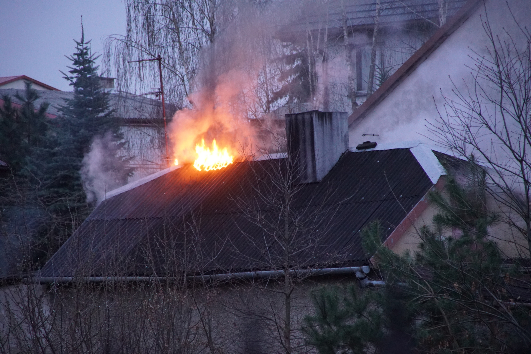 Dom stanął w płomieniach, dwie osoby są poszkodowane. Trwa akcja ratowników (zdjęcia)