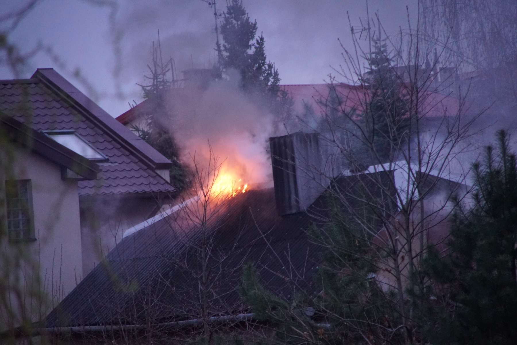 Dom stanął w płomieniach, dwie osoby są poszkodowane. Trwa akcja ratowników (zdjęcia)
