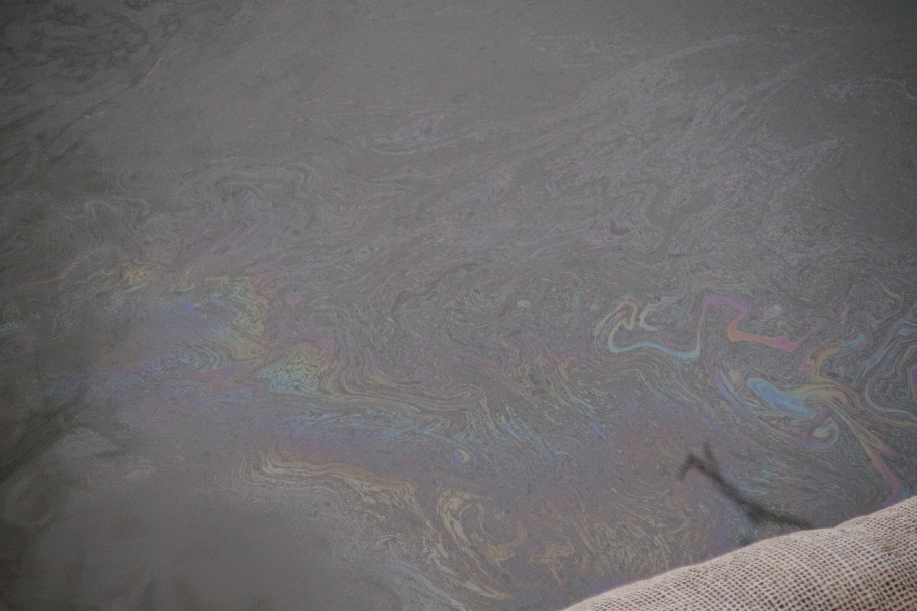 Z kanału burzowego nadal wypływa „kolorowa” substancja. Kolejny raz interweniowali strażacy (zdjęcia)