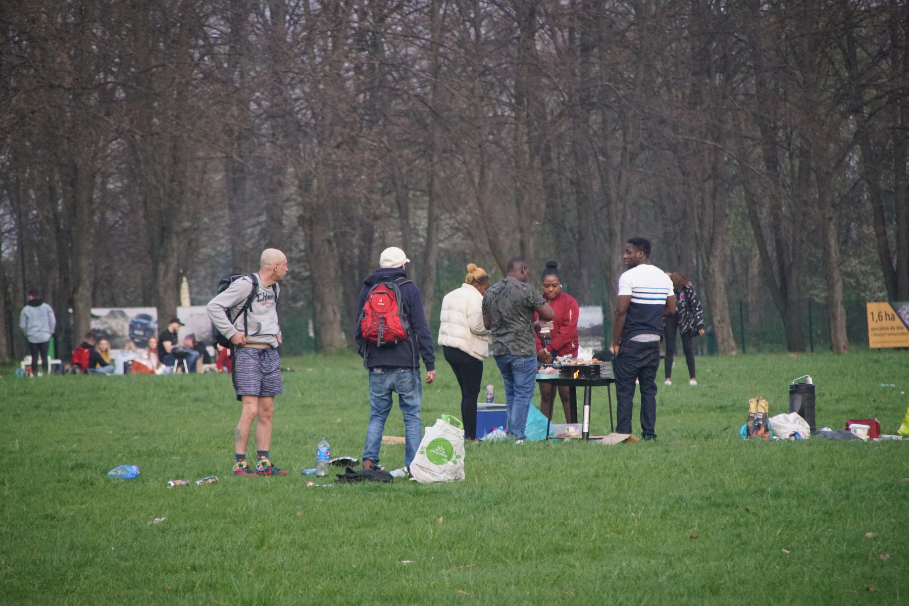 Sezon grillowy można uznać za rozpoczęty. Nad Zalewem Zemborzyckim biesiadowano na całego (zdjęcia)