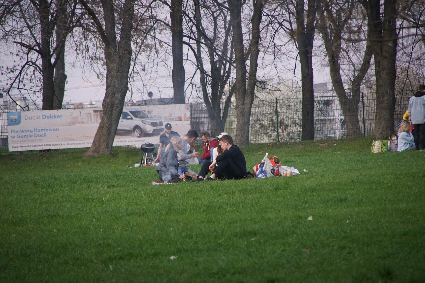 Sezon grillowy można uznać za rozpoczęty. Nad Zalewem Zemborzyckim biesiadowano na całego (zdjęcia)