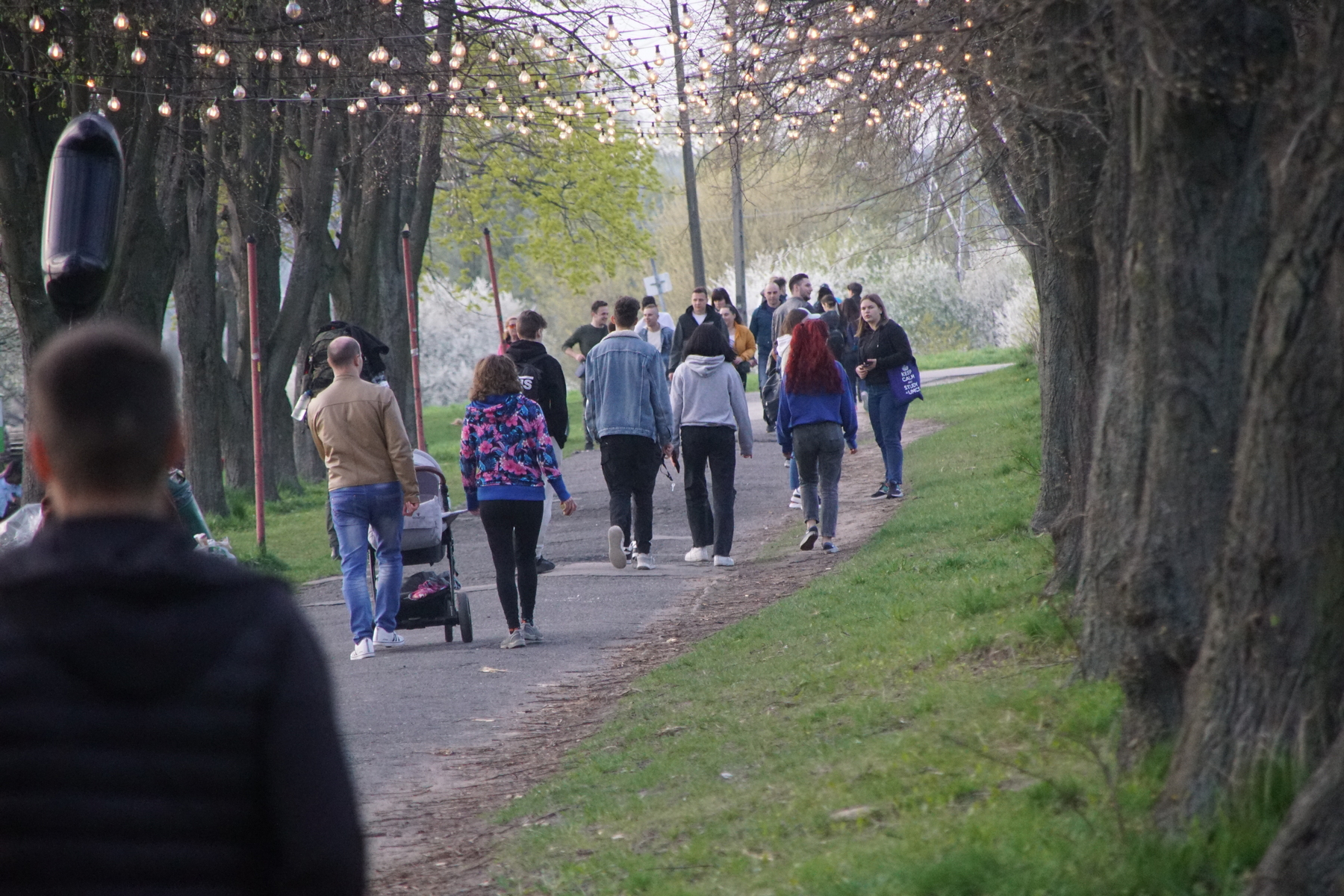 Sezon grillowy można uznać za rozpoczęty. Nad Zalewem Zemborzyckim biesiadowano na całego (zdjęcia)