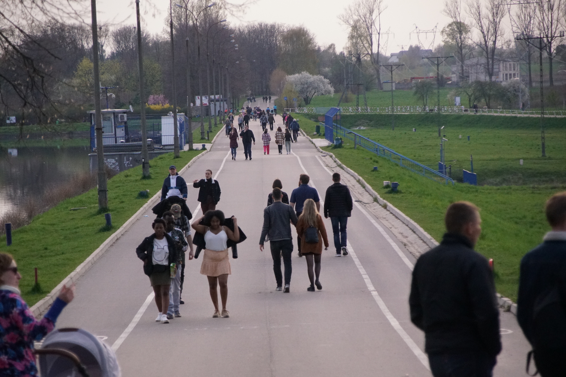 Sezon grillowy można uznać za rozpoczęty. Nad Zalewem Zemborzyckim biesiadowano na całego (zdjęcia)