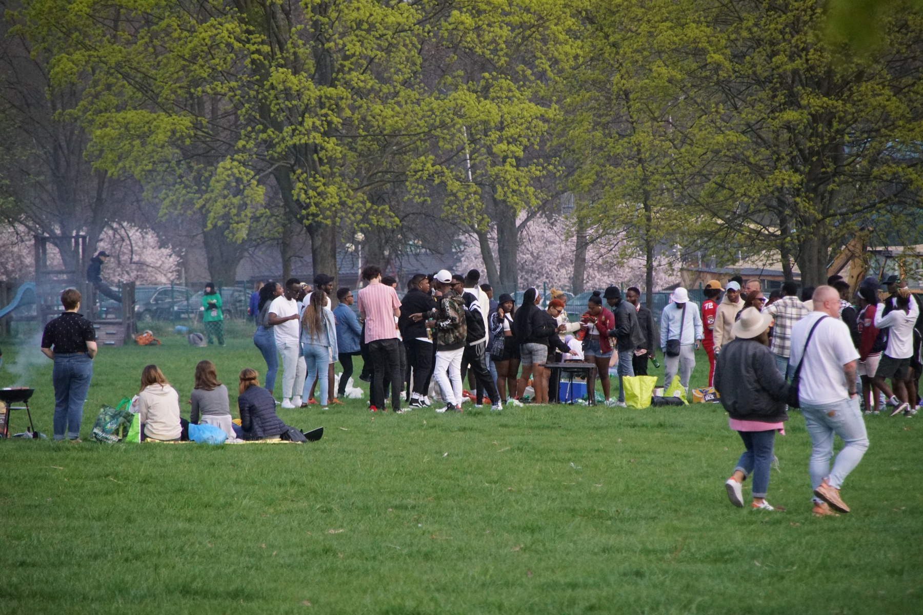 Sezon grillowy można uznać za rozpoczęty. Nad Zalewem Zemborzyckim biesiadowano na całego (zdjęcia)