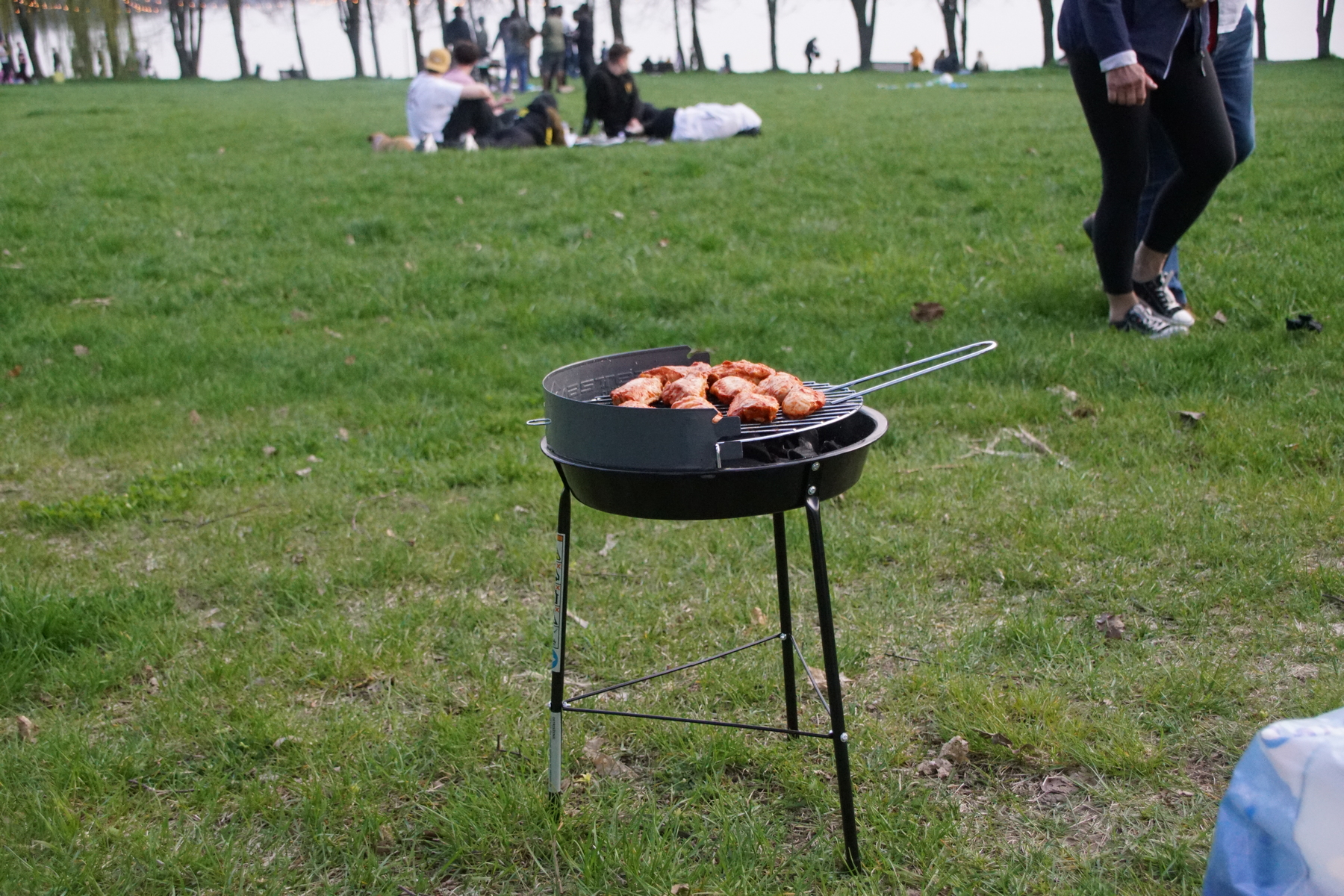 Sezon grillowy można uznać za rozpoczęty. Nad Zalewem Zemborzyckim biesiadowano na całego (zdjęcia)