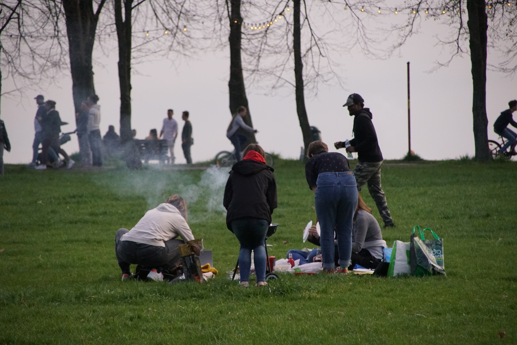 Sezon grillowy można uznać za rozpoczęty. Nad Zalewem Zemborzyckim biesiadowano na całego (zdjęcia)