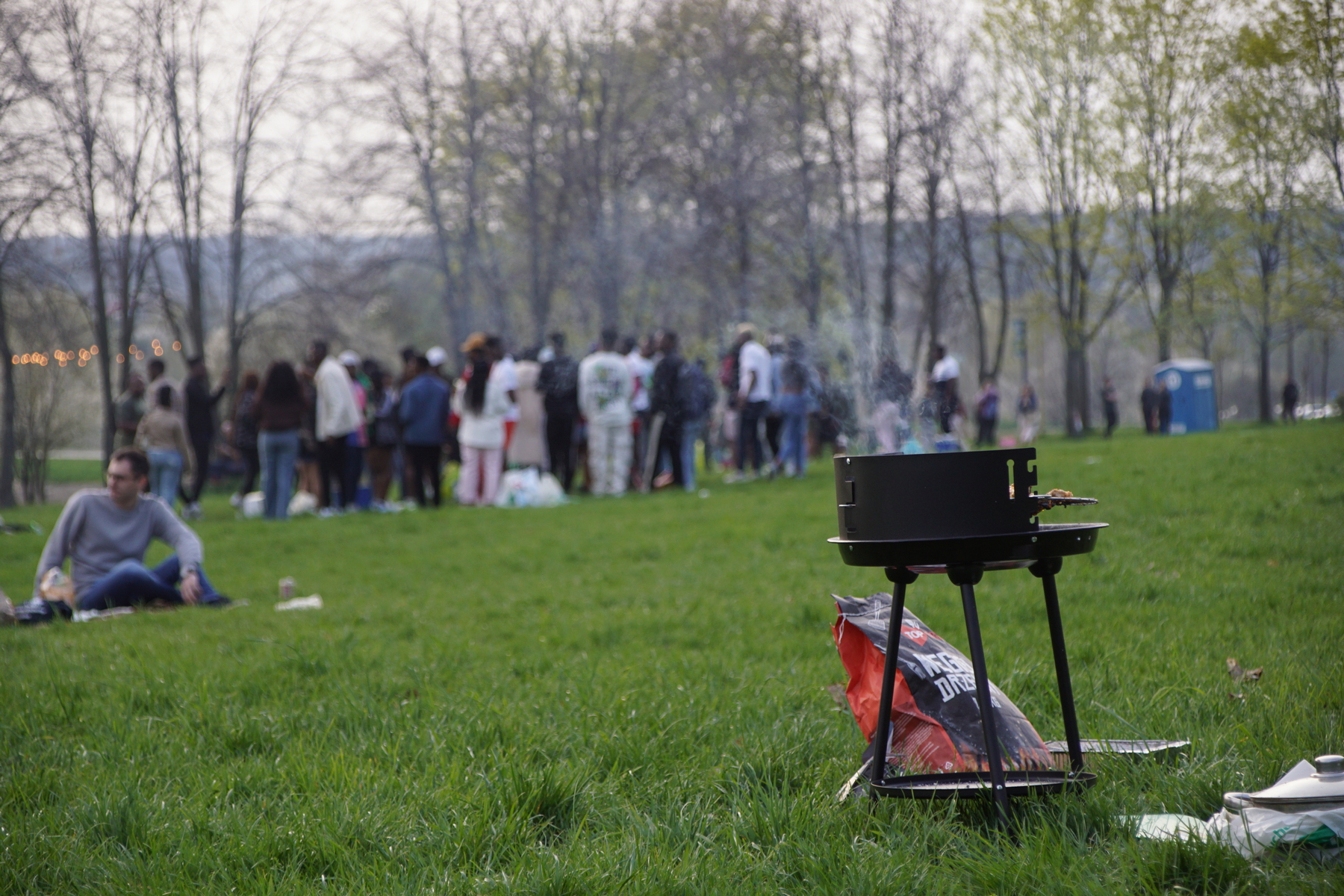 Sezon grillowy można uznać za rozpoczęty. Nad Zalewem Zemborzyckim biesiadowano na całego (zdjęcia)