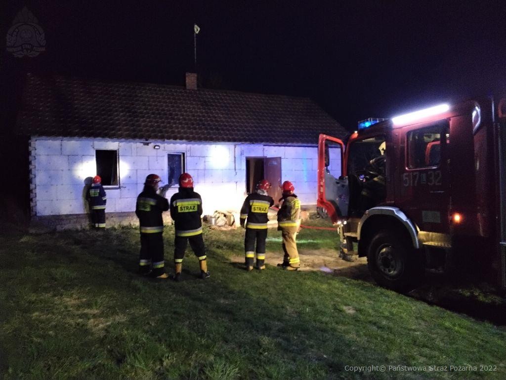 Pożar budynku mieszkalnego. Cztery zastępy strażaków w akcji (zdjęcia)