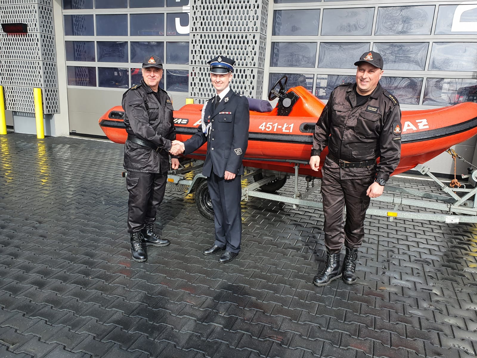 Strażacy z Lubartowa przekazali łódź jednostce OSP w Ostrowie Lubelskim (zdjęcia)