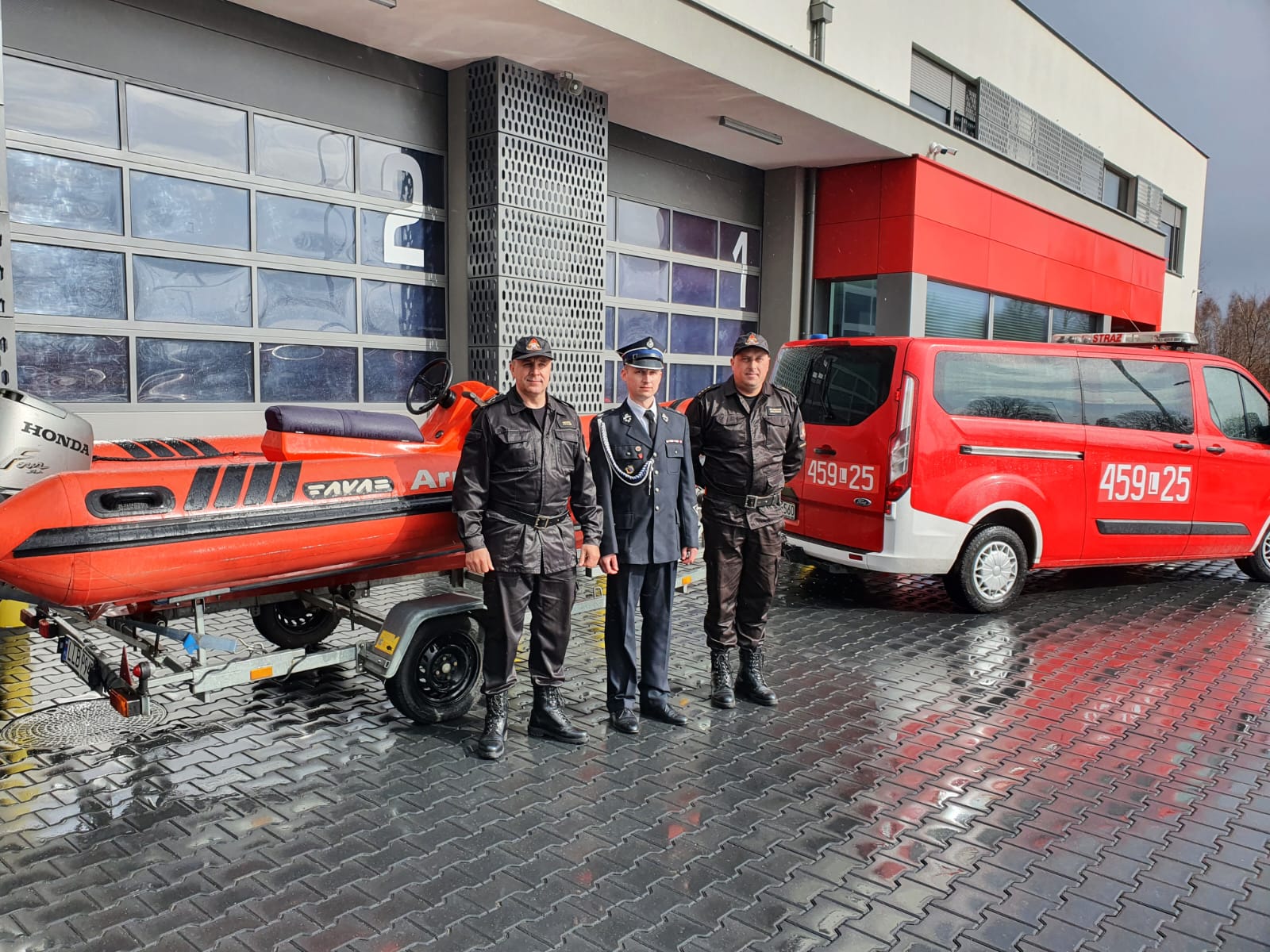Strażacy z Lubartowa przekazali łódź jednostce OSP w Ostrowie Lubelskim (zdjęcia)