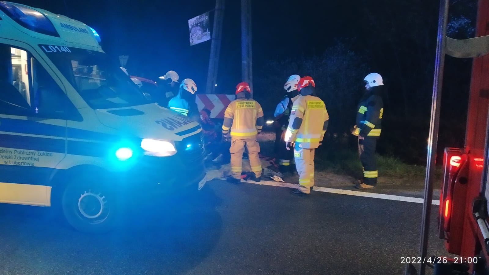 Zjechała seatem z drogi, pojazd uderzył w drzewo. Dwie osoby trafiły do szpitala (zdjęcia)