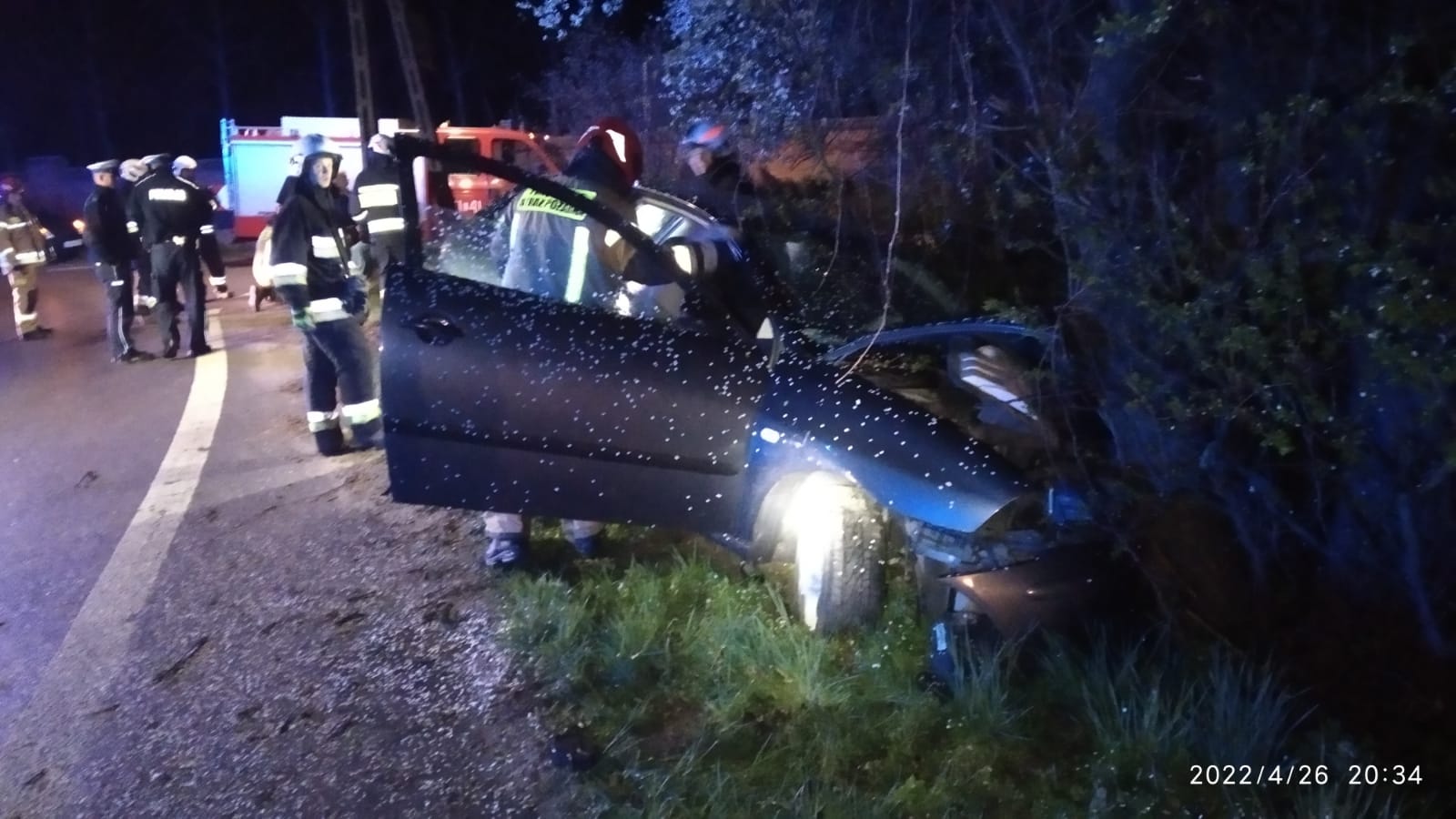 Zjechała seatem z drogi, pojazd uderzył w drzewo. Dwie osoby trafiły do szpitala (zdjęcia)