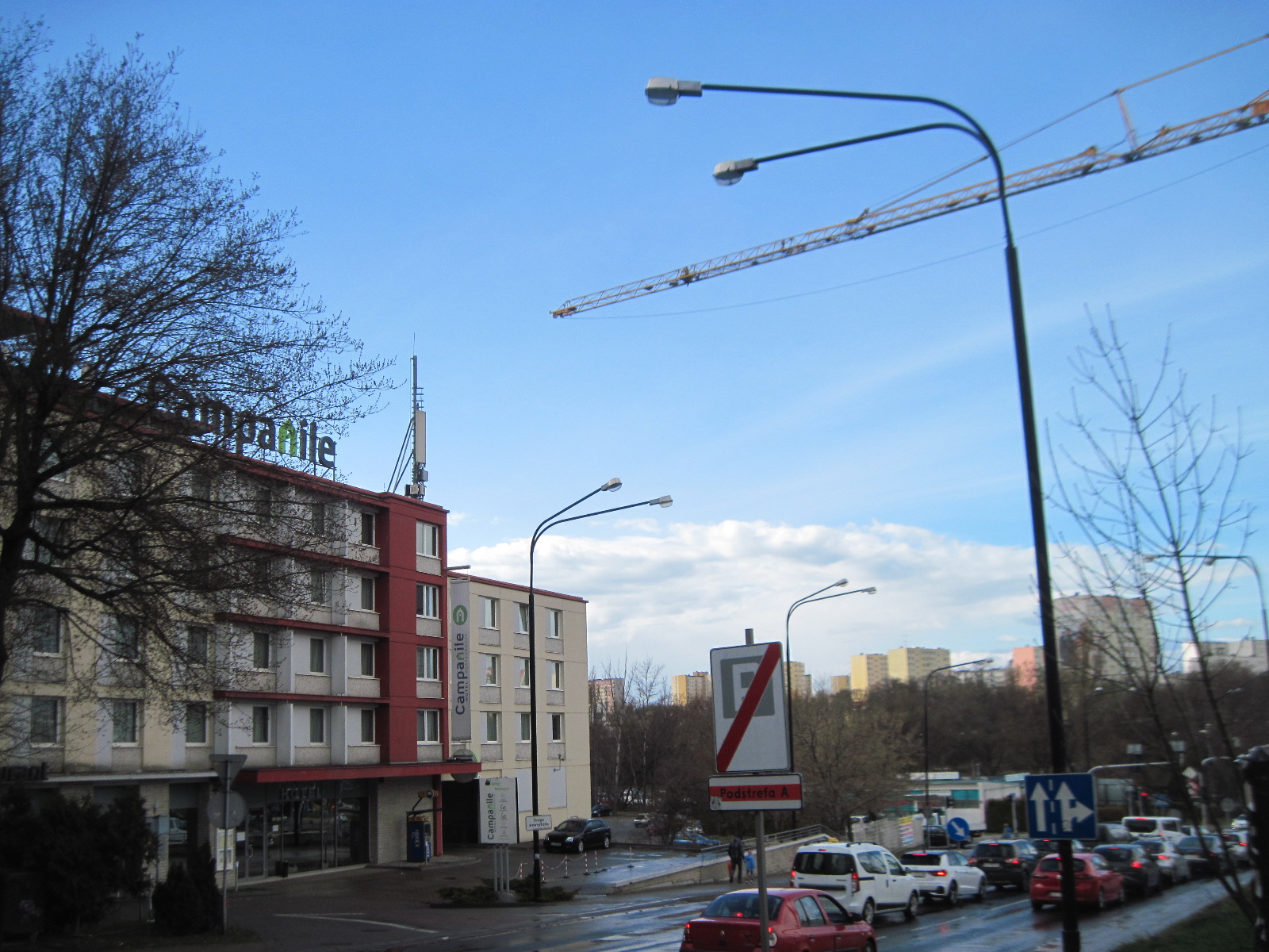 Nad ul. Lubomelską w Lublinie operuje żuraw budowlany. Czy to zgodne z przepisami? (zdjęcia)