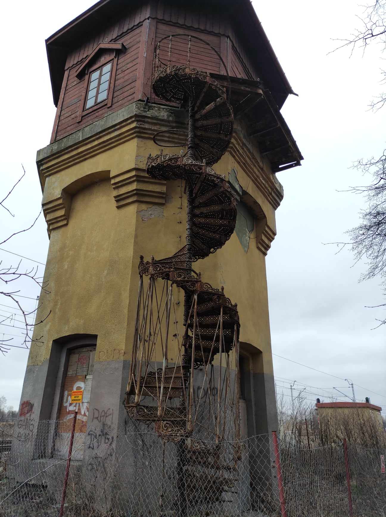 Niszczejąca wieża ciśnień w Sadurkach zostanie uratowana. Zabytkowy obiekt czeka remont