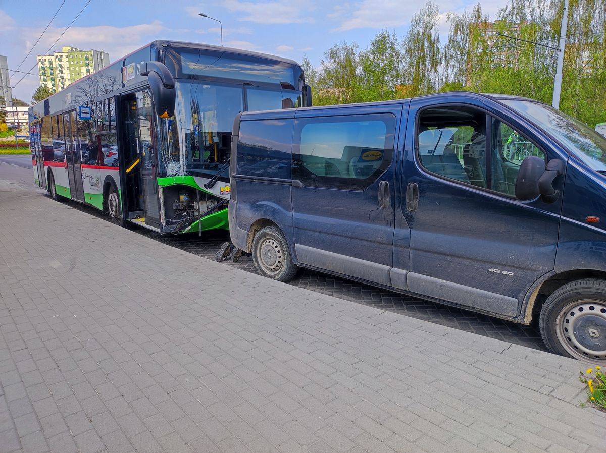 Zderzenie autobusu komunikacji miejskiej z renaultem. Na szczęście nikt nie ucierpiał (zdjęcia)