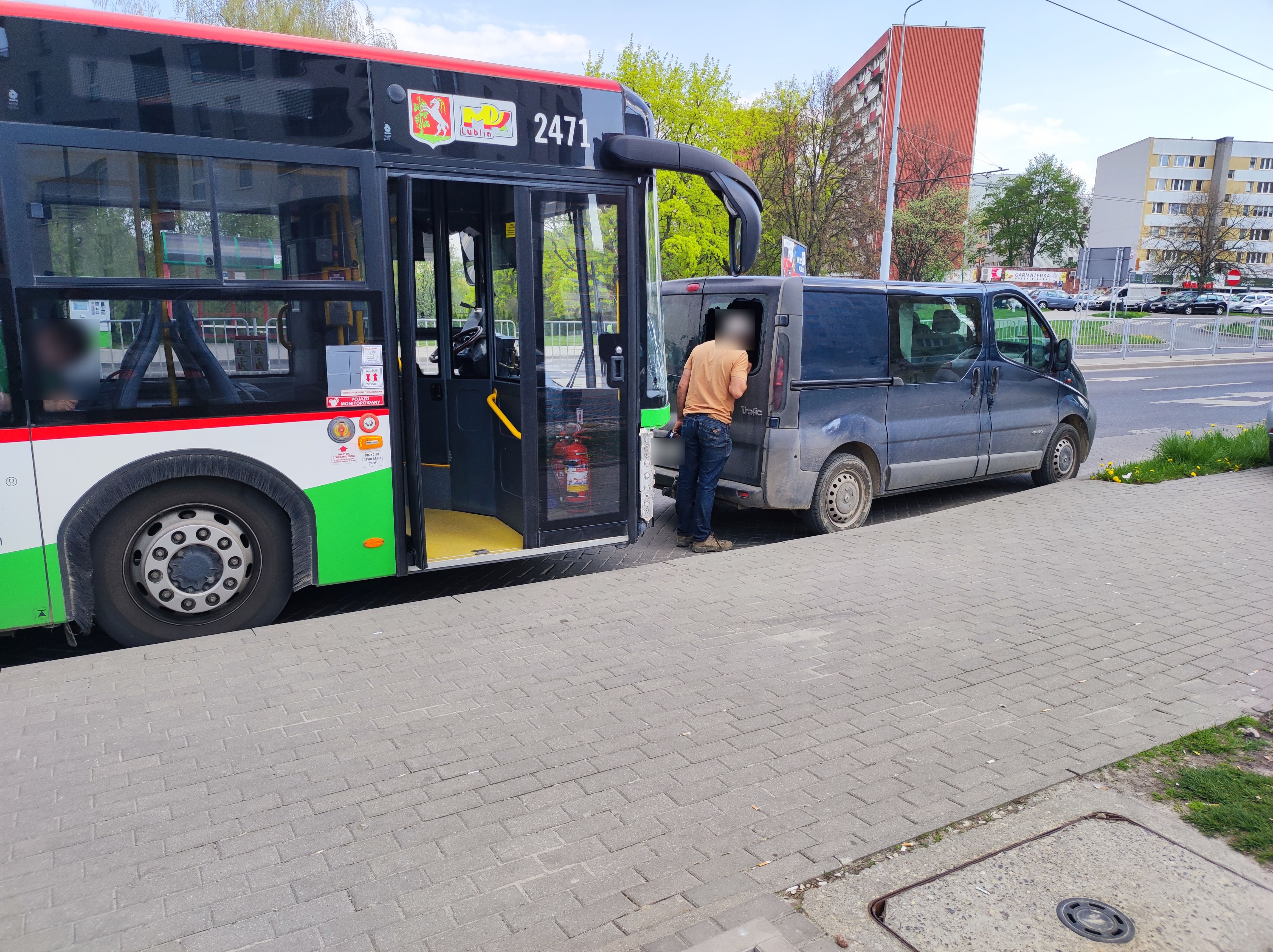 Zderzenie autobusu komunikacji miejskiej z renaultem. Na szczęście nikt nie ucierpiał (zdjęcia)