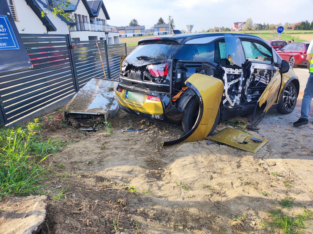 Nie zatrzymała się przed znakiem stop, rozbiła prawie nowe auto (zdjęcia)