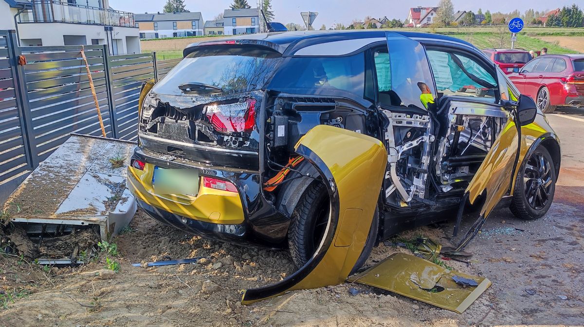 Nie zatrzymała się przed znakiem stop, rozbiła prawie nowe auto (zdjęcia)