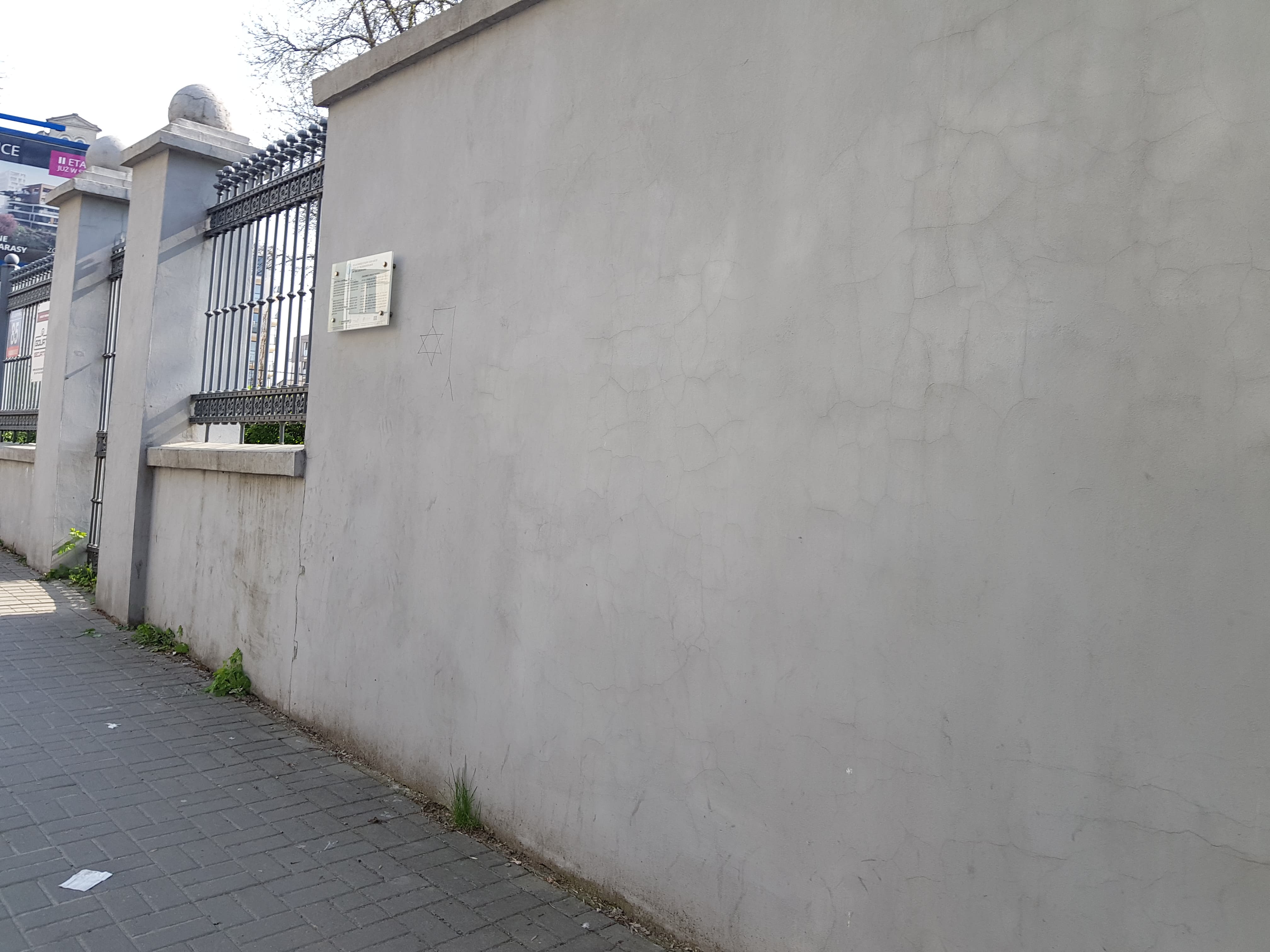 Szubienica z gwiazdą Dawida na budynku gminy żydowskiej w Lublinie. Sprawą zajmują się policjanci (zdjęcia)