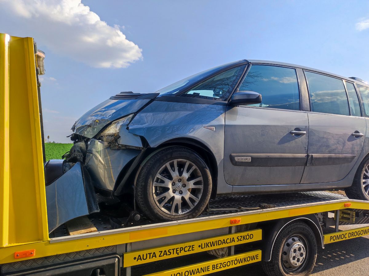 Nie zatrzymała się przed znakiem stop, rozbiła prawie nowe auto (zdjęcia)