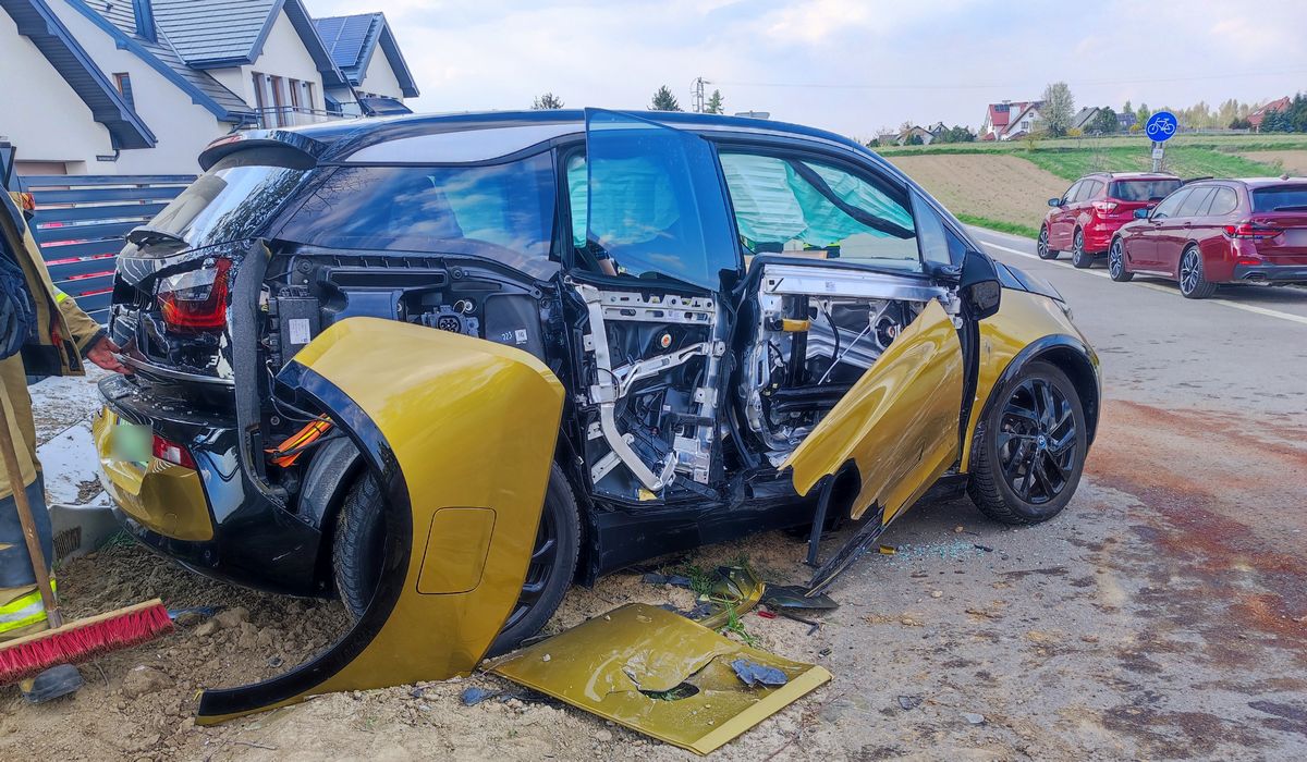 Nie zatrzymała się przed znakiem stop, rozbiła prawie nowe auto (zdjęcia)