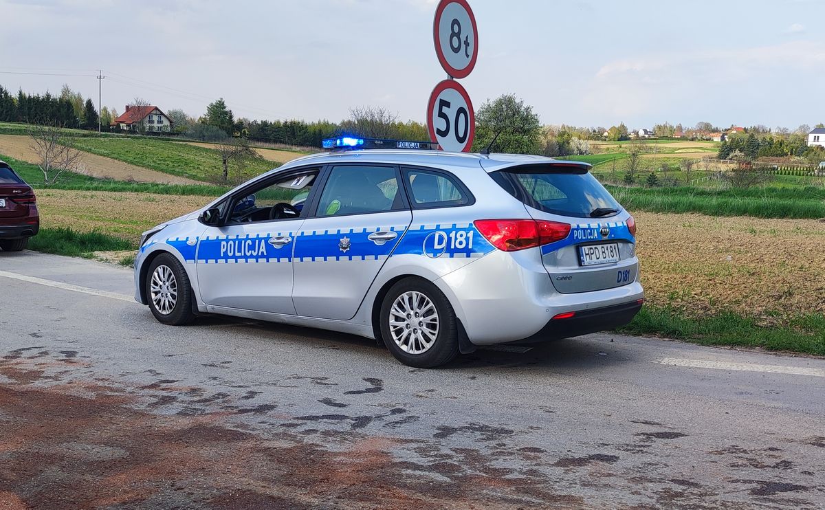 Nie zatrzymała się przed znakiem stop, rozbiła prawie nowe auto (zdjęcia)