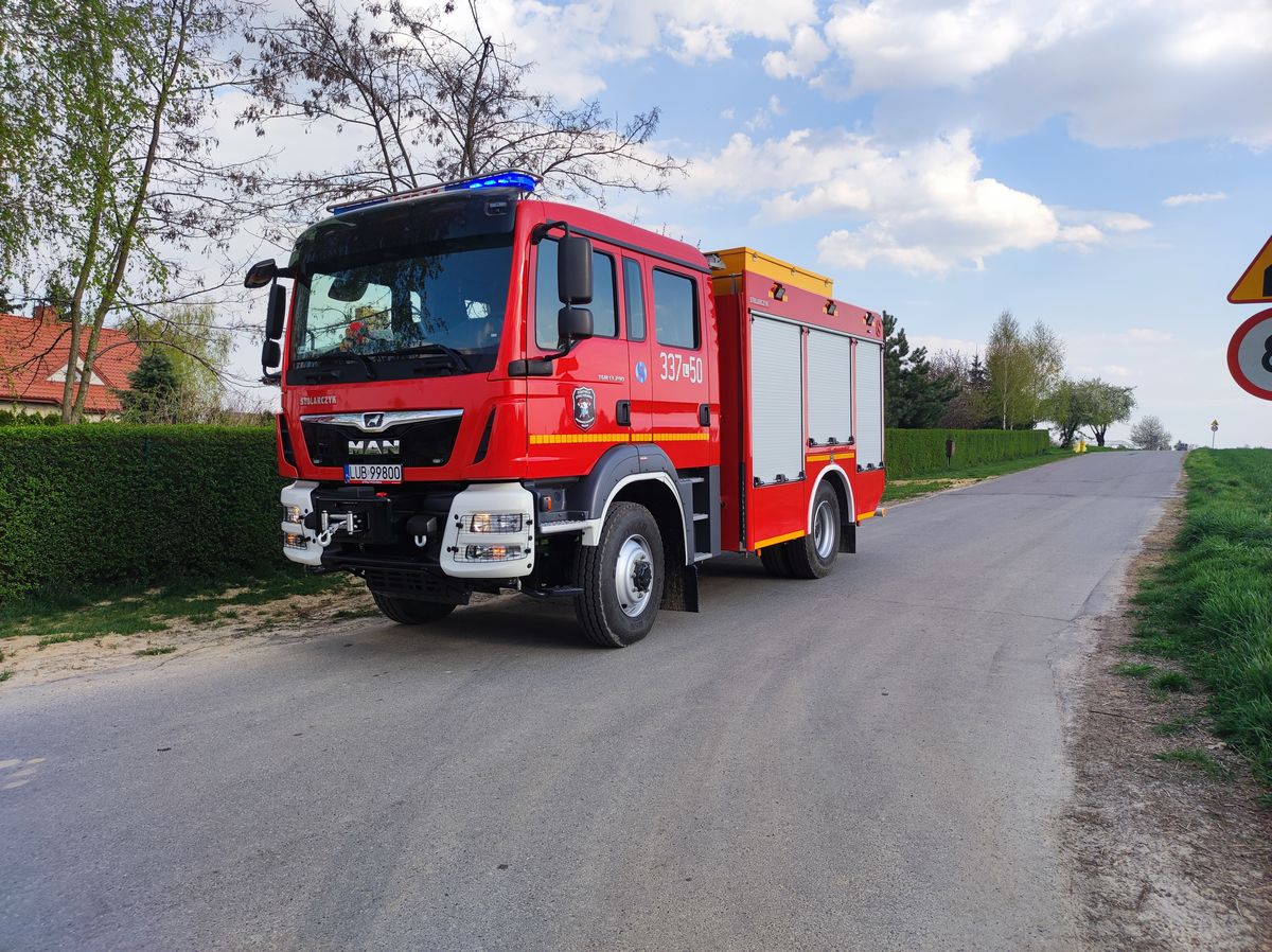 Nie zatrzymała się przed znakiem stop, rozbiła prawie nowe auto (zdjęcia)