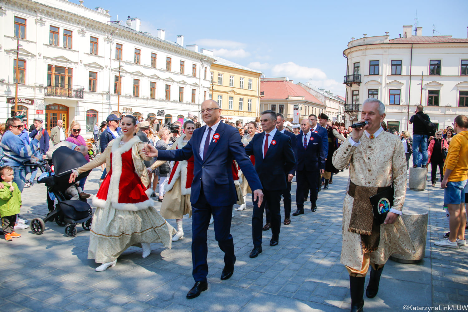 Na lubelskim deptaku zatańczyli poloneza. Był też koncert „Tańce narodowe i regionalne” (zdjęcia)