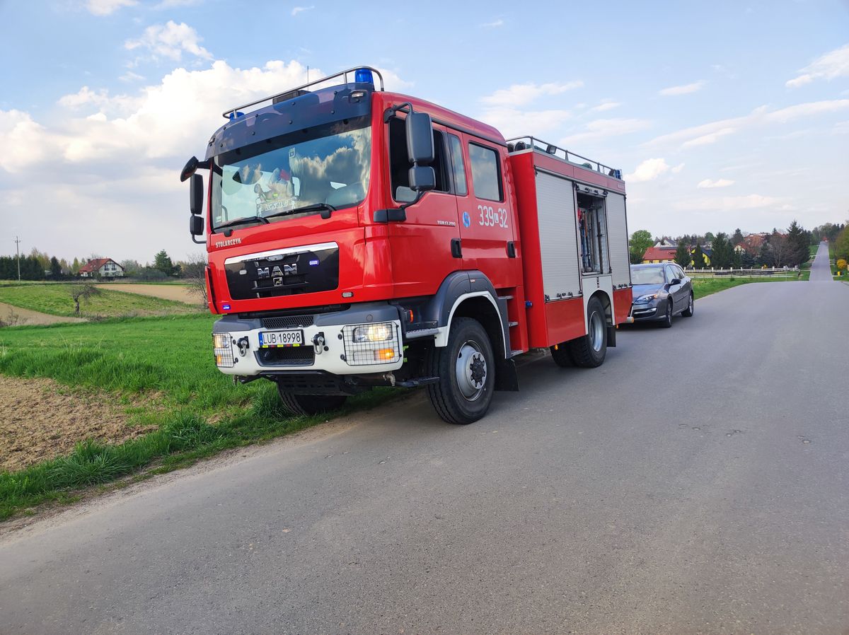 Nie zatrzymała się przed znakiem stop, rozbiła prawie nowe auto (zdjęcia)