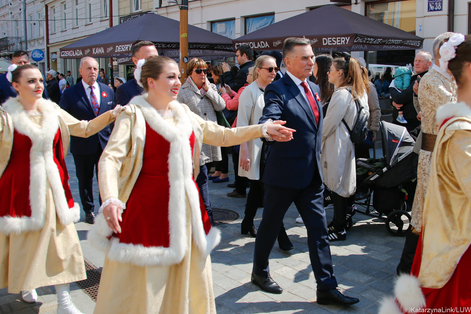 Na lubelskim deptaku zatańczyli poloneza. Był też koncert „Tańce narodowe i regionalne” (zdjęcia)