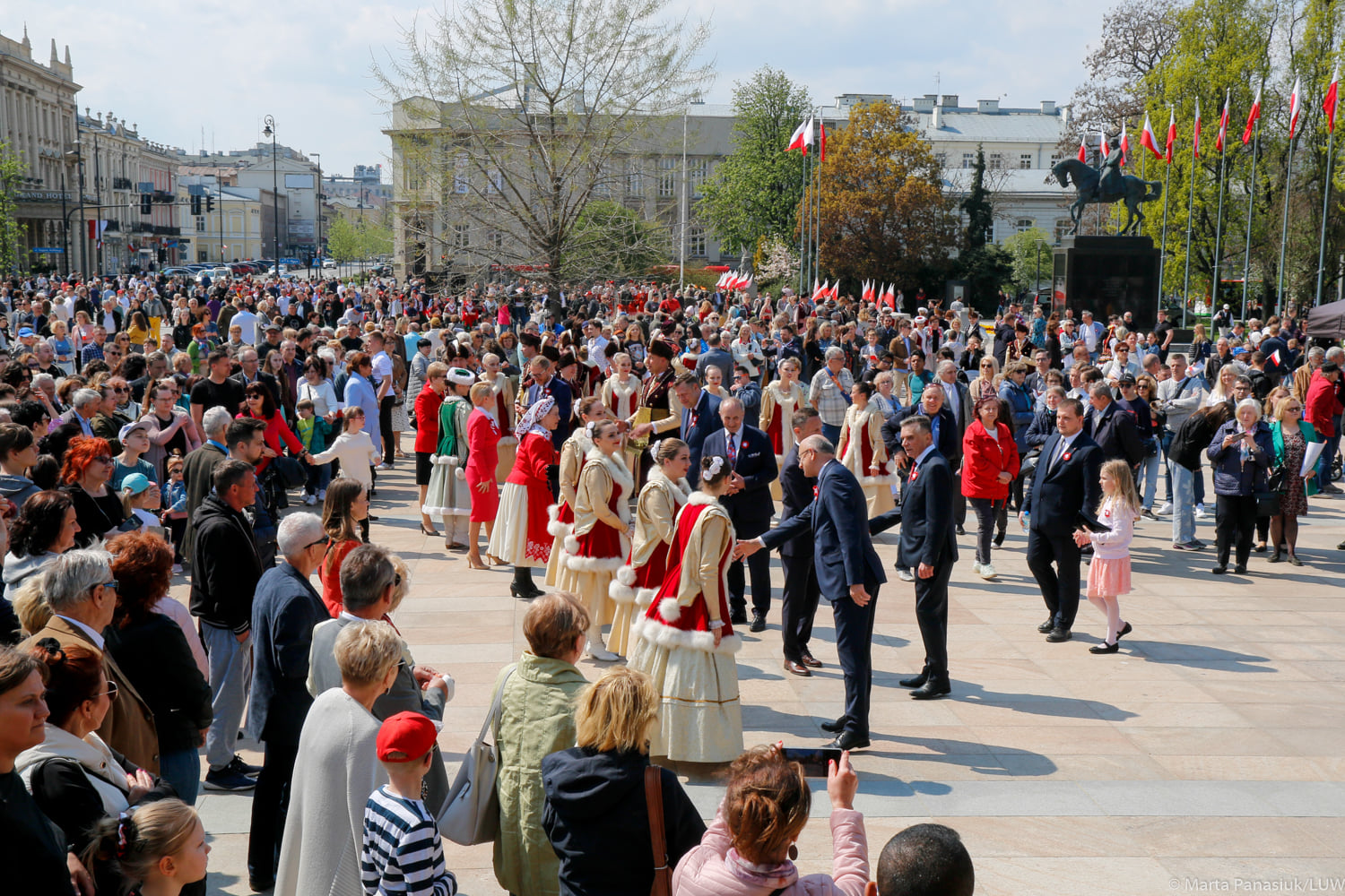 Na lubelskim deptaku zatańczyli poloneza. Był też koncert „Tańce narodowe i regionalne” (zdjęcia)