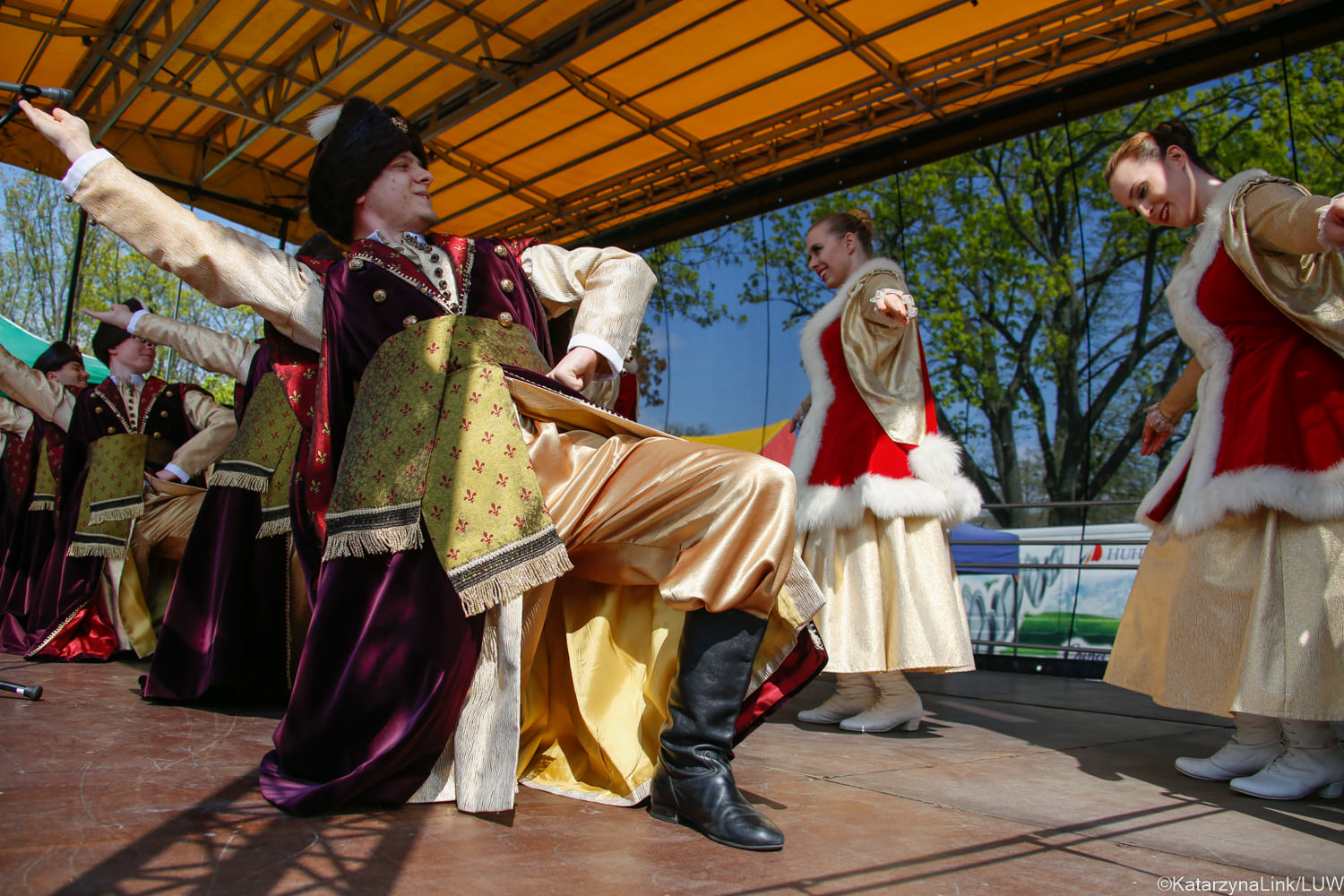 Na lubelskim deptaku zatańczyli poloneza. Był też koncert „Tańce narodowe i regionalne” (zdjęcia)