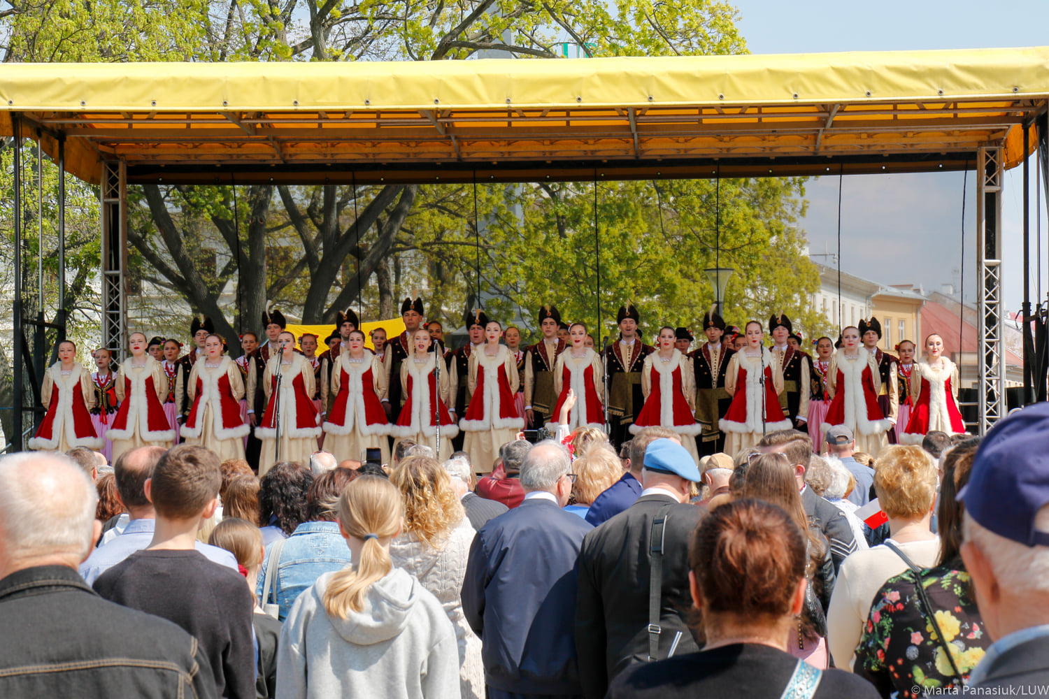 Na lubelskim deptaku zatańczyli poloneza. Był też koncert „Tańce narodowe i regionalne” (zdjęcia)