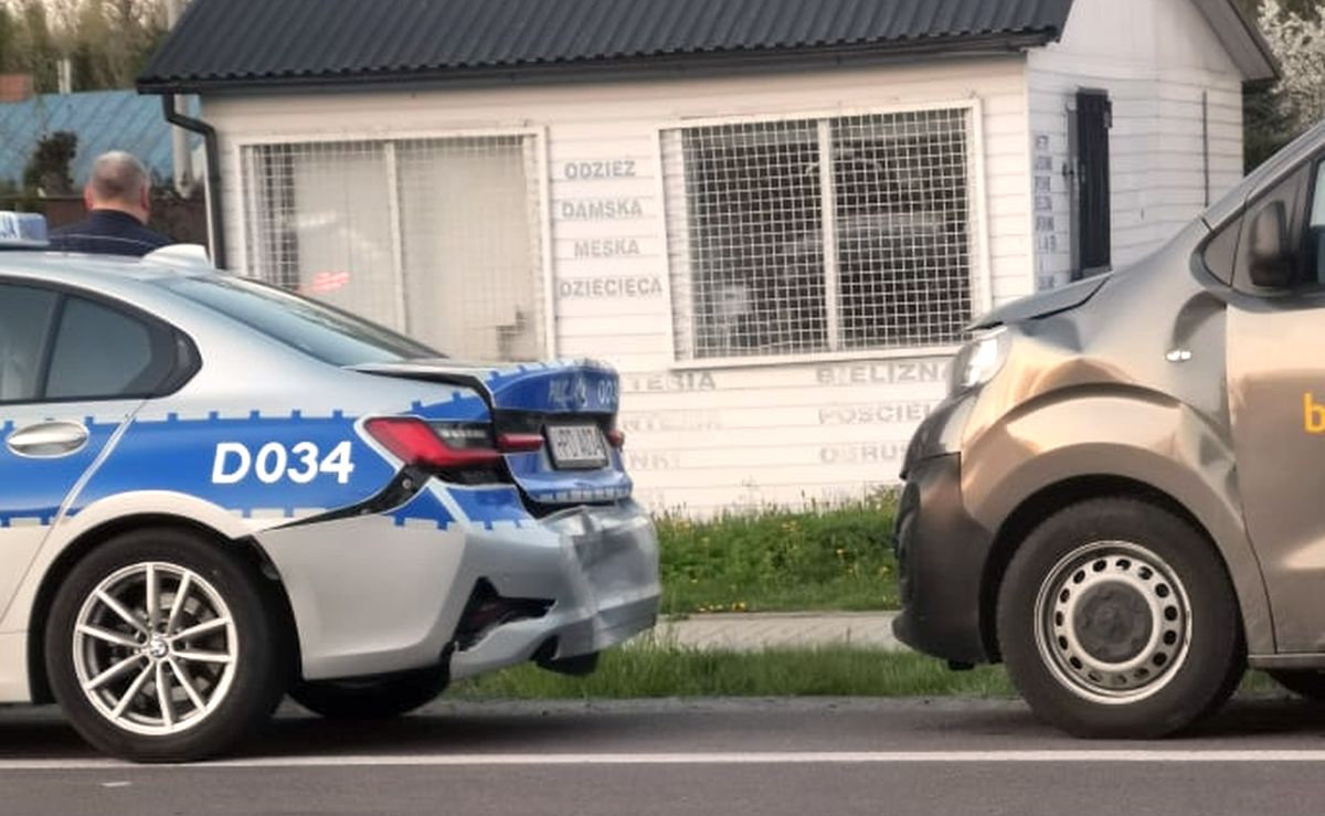 Zaskoczyło go, że policjanci przepuszczają pieszego. Wjechał w tył radiowozu (zdjęcia)