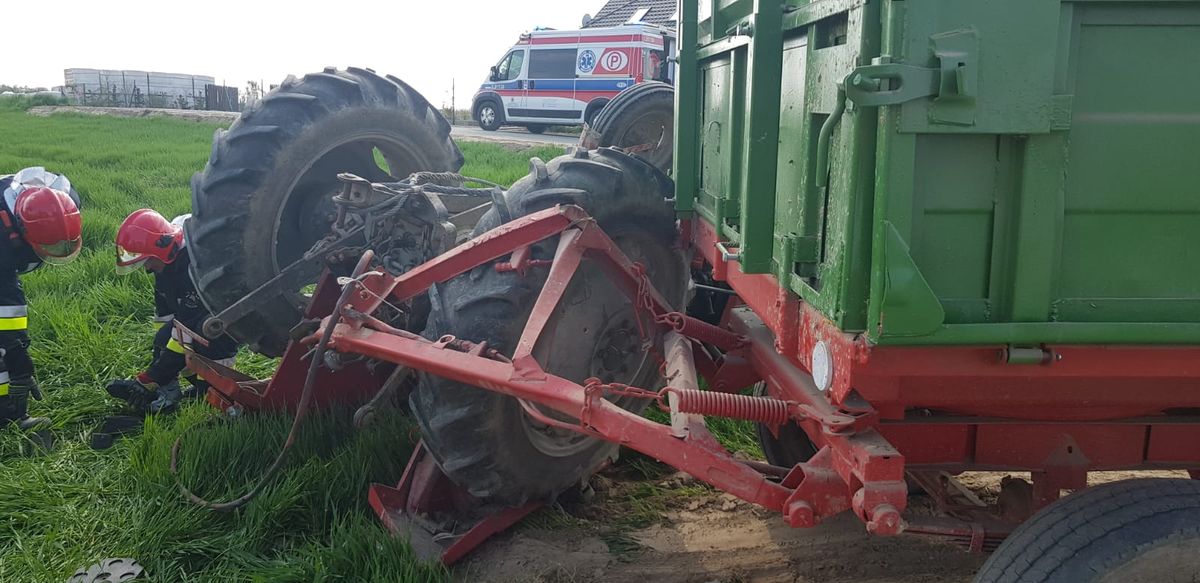 Tragiczny wypadek na lokalnej drodze. Przewrócił się ciągnik rolniczy, traktorzysta został przygnieciony (zdjęcia)