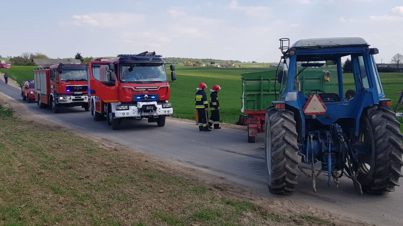 Tragiczny wypadek na lokalnej drodze. Przewrócił się ciągnik rolniczy, traktorzysta został przygnieciony (zdjęcia)