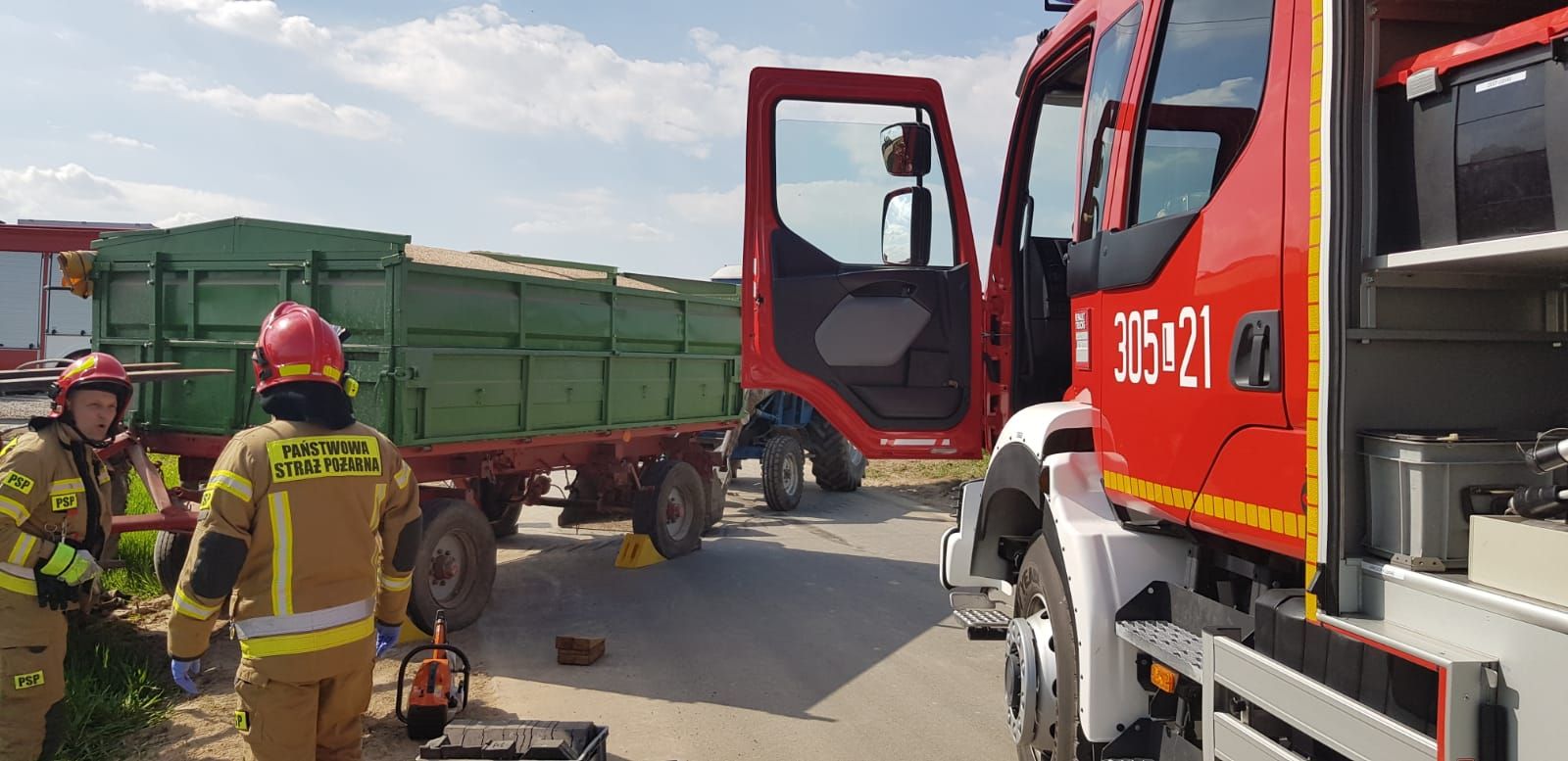 Tragiczny wypadek na lokalnej drodze. Przewrócił się ciągnik rolniczy, traktorzysta został przygnieciony (zdjęcia)