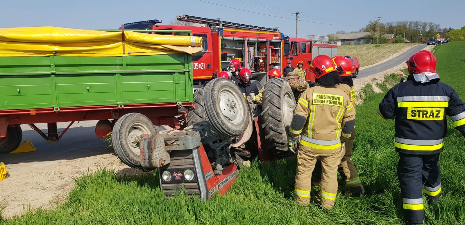 Tragiczny wypadek na lokalnej drodze. Przewrócił się ciągnik rolniczy, traktorzysta został przygnieciony (zdjęcia)